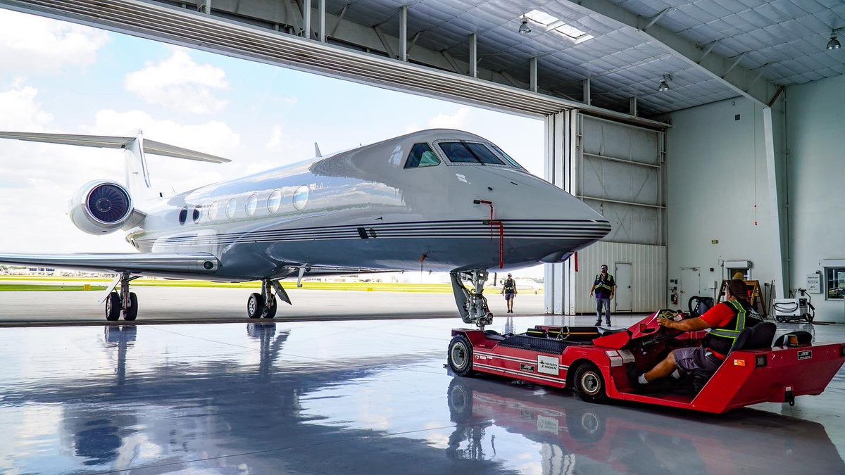 YelvingtonJet's tweet photo. The #gulfstream550 that hogs all the attention. #ramplife #safetyfirst
#yelvingtonjetaviation #Jet #CustomerService #Aviation #kdab #avgeek #avgeeks #FBO #FiveStarService #fixedbaseoperator #privateairterminal #corporatejet #jetlife #techstop #technicalstop #aviationmarketing https://t.co/sIpwWrOPTa