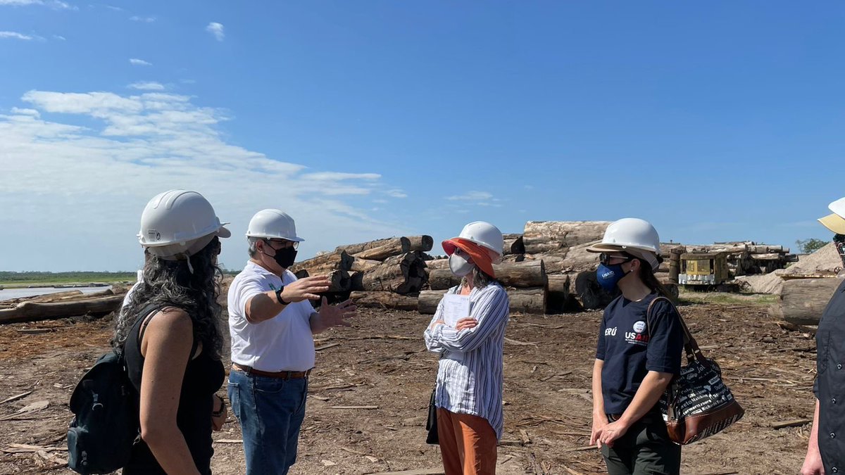 CaldwellUSAID's tweet photo. In the Amazon - Ucayali where 80% of Peru's wood is processed. Together w/@forestservice we are observing how forestry concession entrepreneurs & indigenous communities work w/their forestry authorities to combat deforestation and illegal logging. #USAIDPeru #ClimateChangeMission https://t.co/L4Wzqs1Nit