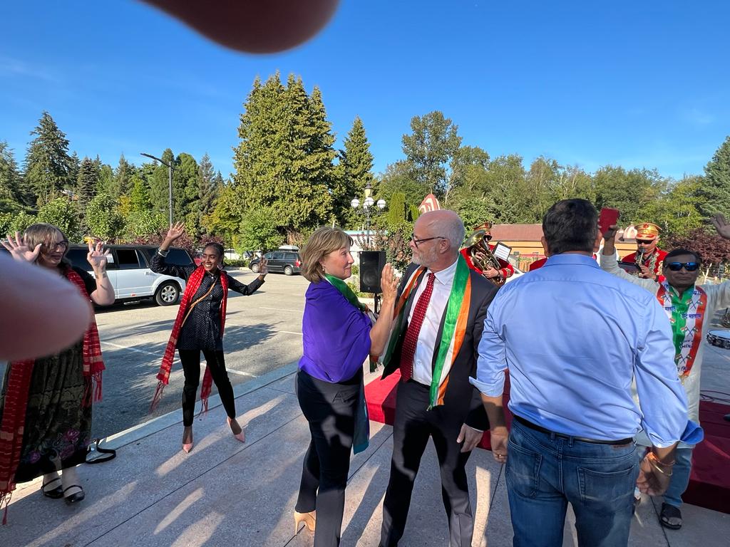 christyclarkbc's tweet photo. The moment just before we came to blows...Heh.
#chooseprogress #mark4mayor https://t.co/RV5p0C6yI6