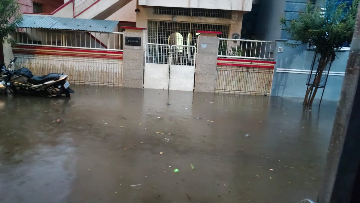 BrindabanBeher3's tweet photo. @BrahmapurCorp 
sir the condition drain in Gandhinagar 
is very pathetic specially at Gandhi Nagar 5th lane EAST as the whole 
The water is coming from hotel moti
is entering to our residential area
No cleaning no one is visiting to this 
areas 

please do visit 🙏 https://t.co/2XYJNvlXzS