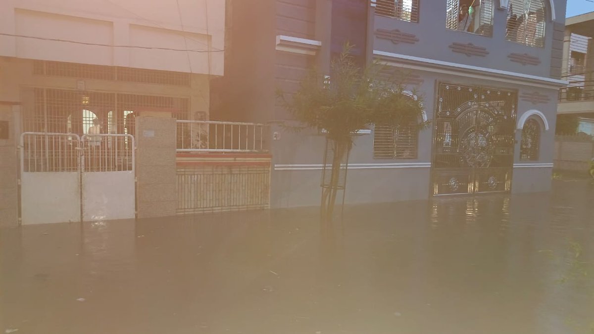 BrindabanBeher3's tweet photo. @BrahmapurCorp 
sir the condition drain in Gandhinagar 
is very pathetic specially at Gandhi Nagar 5th lane EAST as the whole 
The water is coming from hotel moti
is entering to our residential area
No cleaning no one is visiting to this 
areas 

please do visit 🙏 https://t.co/2XYJNvlXzS