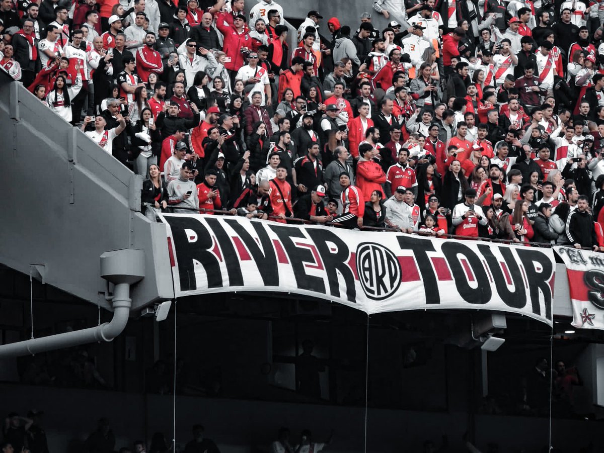 ElRiverTour's tweet photo. Vuelan las banderas del Monumental, se viene River se viene la alegría 🐔 🎶 - River vs Central Córdoba. #RiverTour #AguanteRiverySuGente #HugoYNadaMas https://t.co/ZCOqYLceJn