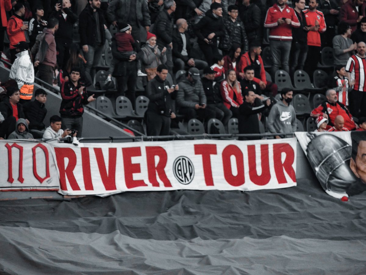 ElRiverTour's tweet photo. Vuelan las banderas del Monumental, se viene River se viene la alegría 🐔 🎶 - River vs Central Córdoba. #RiverTour #AguanteRiverySuGente #HugoYNadaMas https://t.co/ZCOqYLceJn