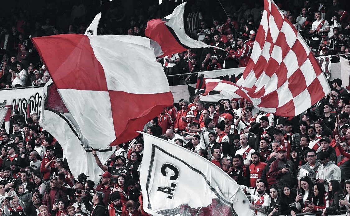ElRiverTour's tweet photo. Vuelan las banderas del Monumental, se viene River se viene la alegría 🐔 🎶 - River vs Central Córdoba. #RiverTour #AguanteRiverySuGente #HugoYNadaMas https://t.co/ZCOqYLceJn