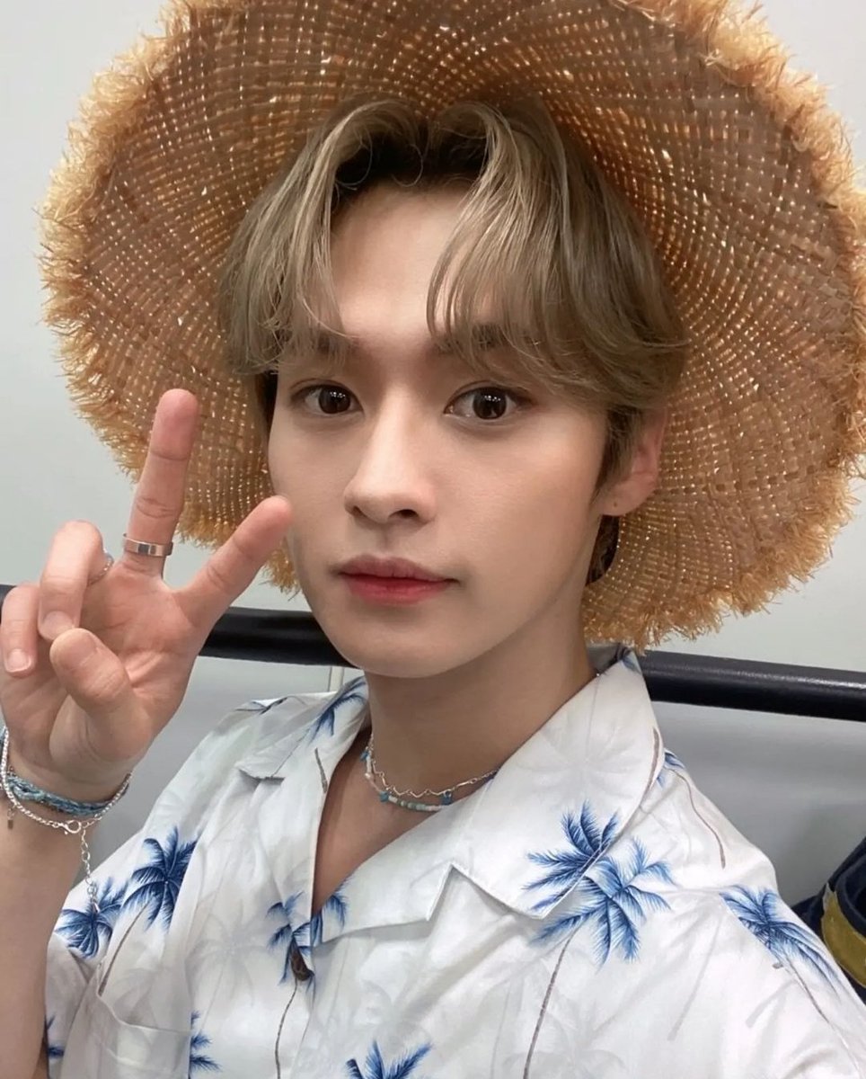 LeeKnowChileJYP's tweet photo. [ INSTA • 220822 ] Actualización de #LeeKnow  en el Instagram de #StrayKids
"Ulsan + Isla Jeju 😉
#LeeKnowEsLindo #MusicCore #SKZCODE"

Trad Esp: Lee Know Chile
Cr. realstraykids
[#LeeKnowChile #Minho #리노 #민호 #이민호 #스트레이키즈]💎 https://t.co/xJBe895o1Q