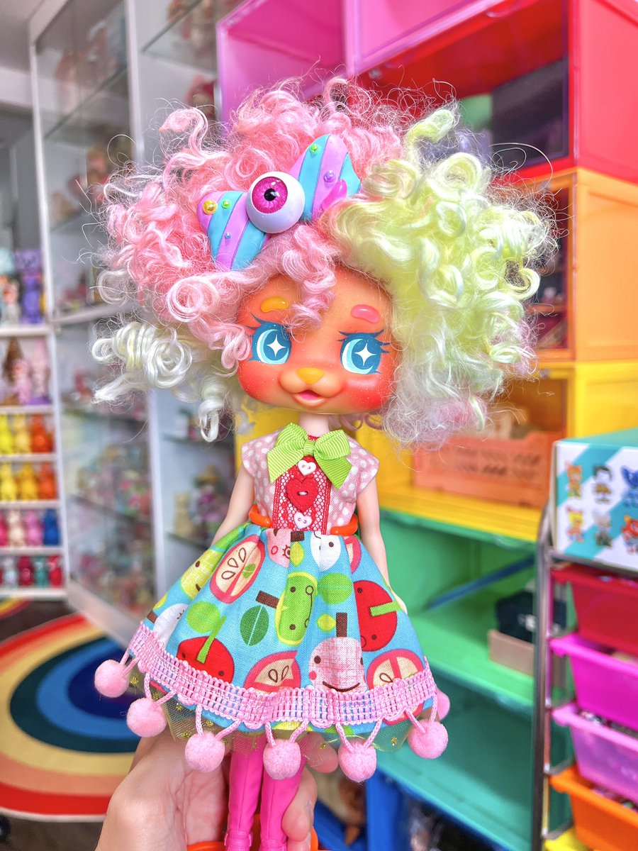 Ola everyone! Candied Alexia is finally done, Gave her a new wig by @carrie.sleepingelf and a completely new face up. I think she looks ADORBS! Making her a candied sister and hopefully have a shop update soon. ✨✨✨🌈🌈🌈#caramelaw #dollsforsale #art #artist #ilovevippets