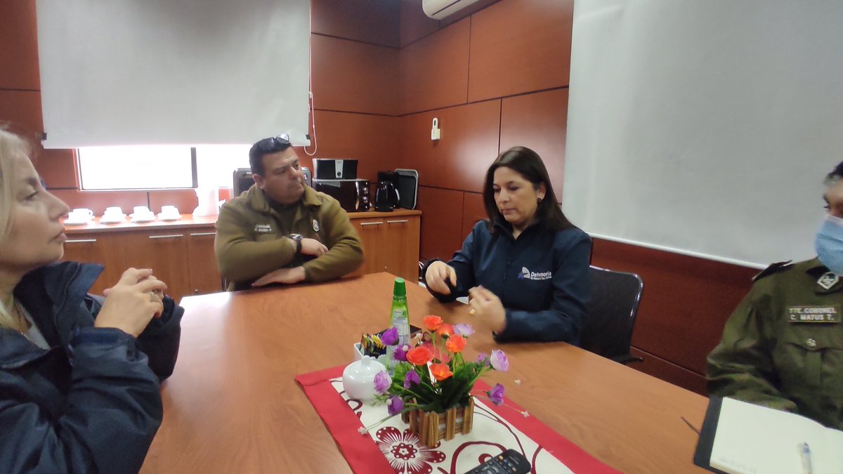 Dpp_MetroSur's tweet photo. AHORA: Defensora Regional @Dpp_MetroSur Loreto Flores, se reúne con Prefecto @Carabdechile Maipo Rodrigo Gangas, para coordinar trabajo y asistencia a detenidos durante próximos meses en comisarías de #sanbernardo , #Buin, #Paine y #Caleradetango https://t.co/eLfbnEdSaS