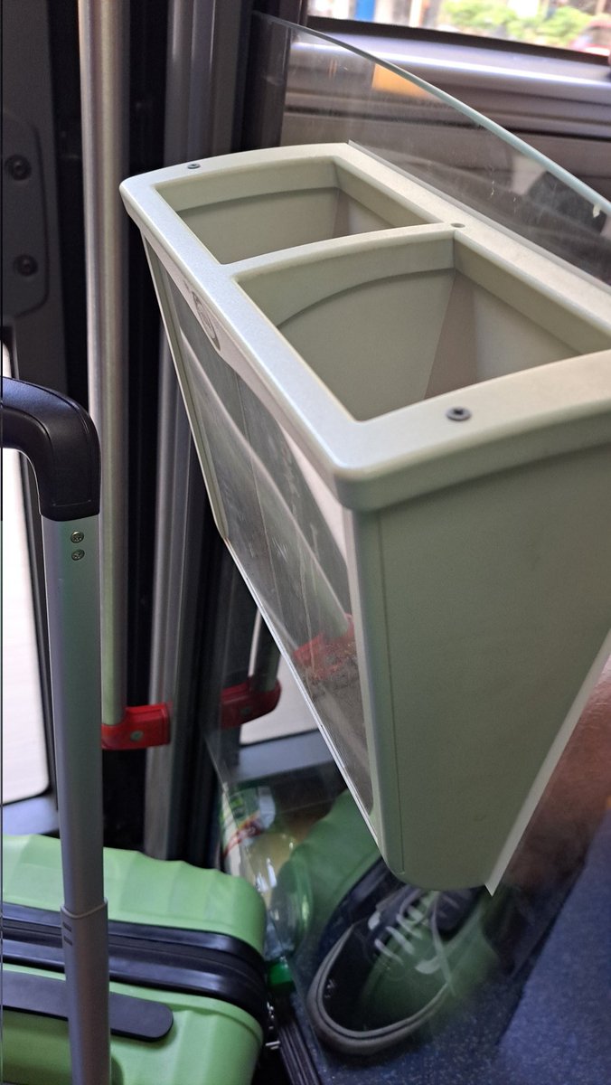 AlbaJosa's tweet photo. Any 2022. Podem treure ja aquestes merdes dels autobusos, que SEMPRE estan buides i quan l'autobús frena, t'ho claves a la costella un 95% de les vegades? (O si més no, fer-les rectes, no en diagonal.) Gràcies @TMBinfo https://t.co/CDPntzzf85