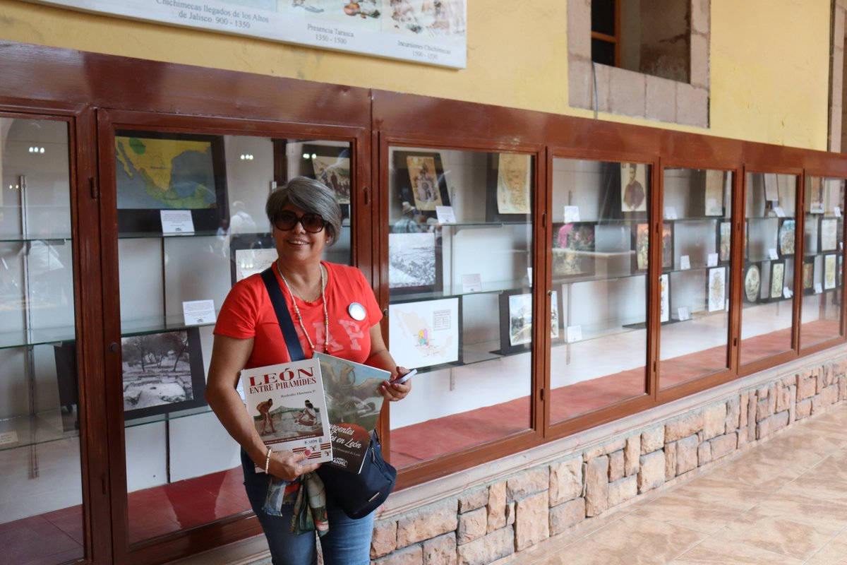 Al final de la presentación el Cronista de León recibió un reconocimiento por parte de los veracruzanos por su labor de difusión de la Historia local y se llevaron consigo diferentes publicaciones editadas por el AHML para conocer una parte de basta y extensa Historia de León.