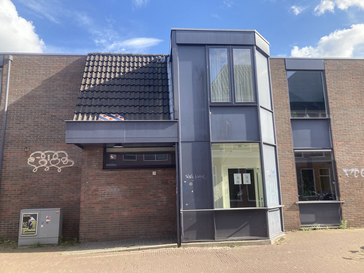 RoelkeHNienhuis's tweet photo. Wat leuk, de #grootemaaltijd van @KVVVG is dit jaar in verschillende buurten, o.a. in de #Buurtbroedplaats #StJan in de Binnenstad Oost. Bewoners zorgen voor de maaltijd. Mooie plek voor de buurt, waar bewoners en sociale bedrijven/ZZP samen werken aan en in de Buurtbroedplaats. https://t.co/E1dbaqH4MW