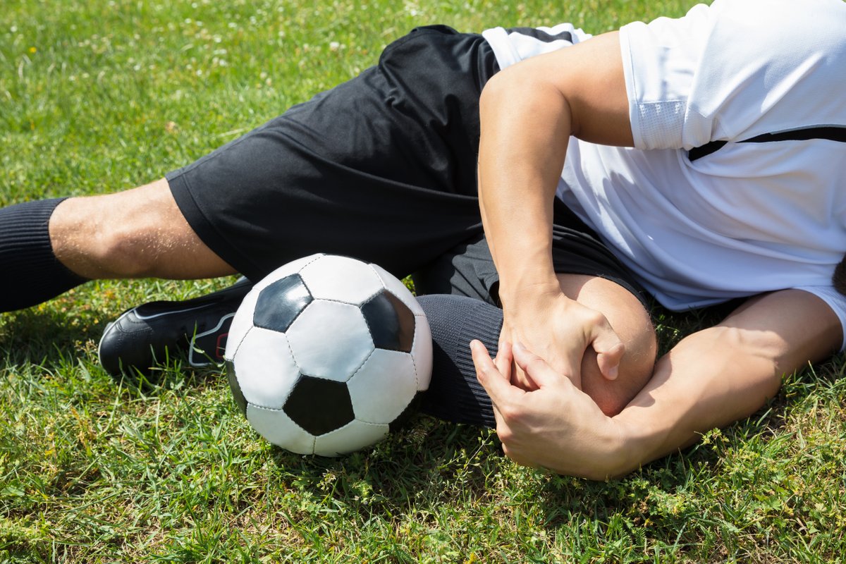 SOSPhysio's tweet photo. Don't ignore your pain if you've been hurt while playing sports. It may worsen over time, keeping you out of the game even longer⚽ Instead, contact a physiotherapist to help you find relief📱
https://t.co/lwie96R6eH
#SOSPhysiotherapy #Physiotherapy #Physiotherapist #sportsinjury https://t.co/UbF4aRRtHh