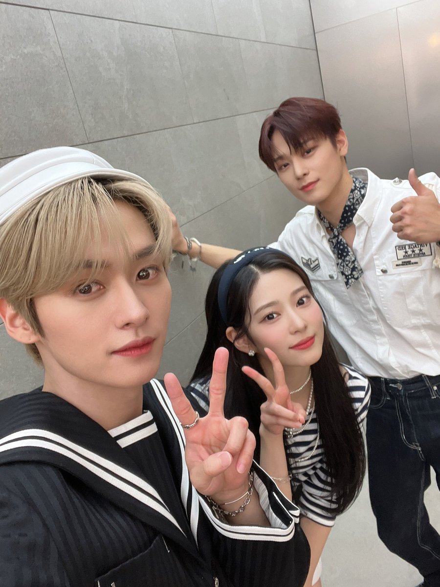 LeeKnowChileJYP's tweet photo. [ MC • 220821 ] #LeeKnow junto a JuYeon y MinJu en la actualización del Twitter de MBC Music Core por su participación como MC.
¿Qué opinan de su outfit marinero? 🤩

Cr. MBCMusicCore
[#LeeKnowChile #Minho #LeeMinho #리노 #민호 #이민호 #스트레이키즈]💎 https://t.co/zZi20cqons