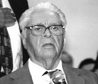 JacoZabludovsky's tweet photo. En su tradicional conferencia de los lunes, Don Fidel Velázquez, líder de la CTM, se durmió. Un minuto después despertó, y declaró que el presidente @JoLopezPortillo es el Padre Amoroso de los Obreros de México.

—“Él es nuestro birote y nuestros huevos”, —dijo. 🥖 🥚 🥚 https://t.co/YWuy5TRCJt