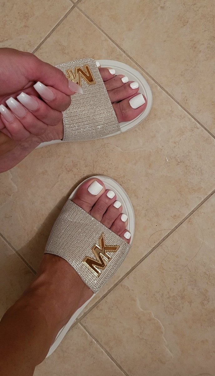 Domina_Lexa's tweet photo. Mets toi à genoux, frappes tes couilles pathétiques et raques chaque fois que tu vois mes pieds

Findom • moneymiss • domina • fetichiste • paypig • moneyslave • finsub • soumis • esclave https://t.co/ng0H4ndGPl