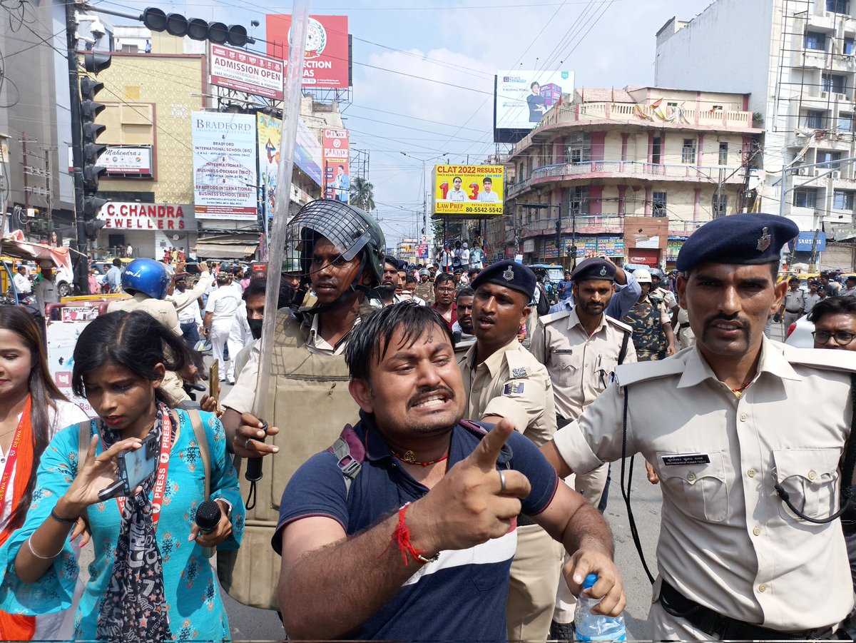 JournalistAbh2's tweet photo. पटना में नौकरी के लिए प्रदर्शन कर रहे CTET BTET पास बेरोजगारों पर पटना पुलिस ने खूब चलाई लाठी वही देखिए इन अभ्यर्थियों के साथ आतंकवादी के तरह पुलिस कर रही दुर्व्यवहार

@yadavtejashwi
@Amarjeet_kush
@7thPhaseKNE
@DEEPAKK81152701
@deled_sitapur
@Deled17Batch
@biharteacher19 https://t.co/36D3d8H79E