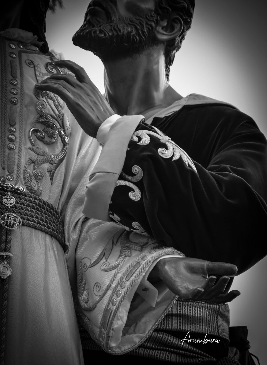 ObjetivAramburu's tweet photo. "En los aeropuertos se ven besos más sinceros que en las bodas. Y los muros de los hospitales han escuchado oraciones más reales que las iglesias". https://t.co/TmXCxEa4Zs