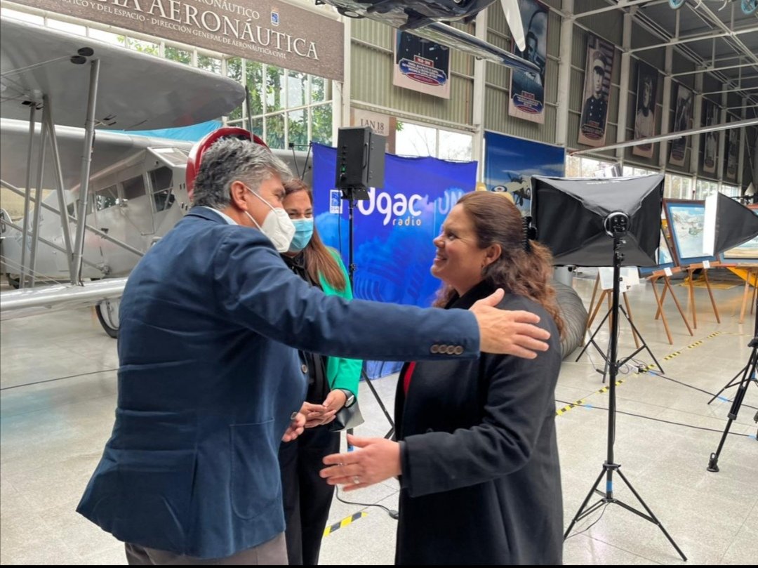 villarroel_ri's tweet photo. @Mayafernandeza Ministra de Defensa en ceremonia 92 aniversario @DGACChile donde se reconoció a funcionarios/as de 40 y 50 años en la institución. Como #ANFDGAC impulsamos reconocimiento carrera funcionaria, trabajo decente y colaborativo https://t.co/uxvK7qBTli