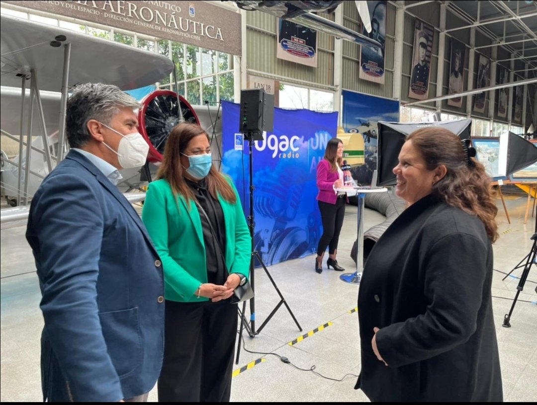 villarroel_ri's tweet photo. @Mayafernandeza Ministra de Defensa en ceremonia 92 aniversario @DGACChile donde se reconoció a funcionarios/as de 40 y 50 años en la institución. Como #ANFDGAC impulsamos reconocimiento carrera funcionaria, trabajo decente y colaborativo https://t.co/uxvK7qBTli