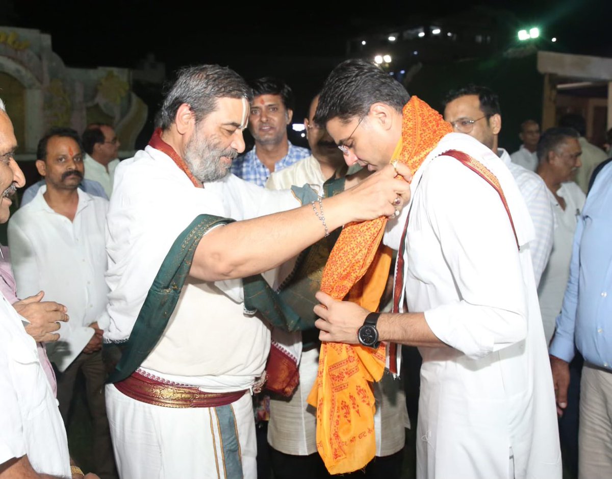 SachinPilot's tweet photo. सर्व ब्राह्मण महासभा के राष्ट्रीय अध्यक्ष एवं कांग्रेस नेता @PtSureshMMishra जी के द्वारा जयपुर में आयोजित प्रसादी कार्यक्रम में भाग लिया। https://t.co/4qX4z9tGZm