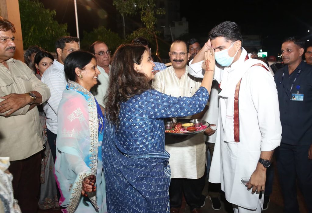 SachinPilot's tweet photo. सर्व ब्राह्मण महासभा के राष्ट्रीय अध्यक्ष एवं कांग्रेस नेता @PtSureshMMishra जी के द्वारा जयपुर में आयोजित प्रसादी कार्यक्रम में भाग लिया। https://t.co/4qX4z9tGZm