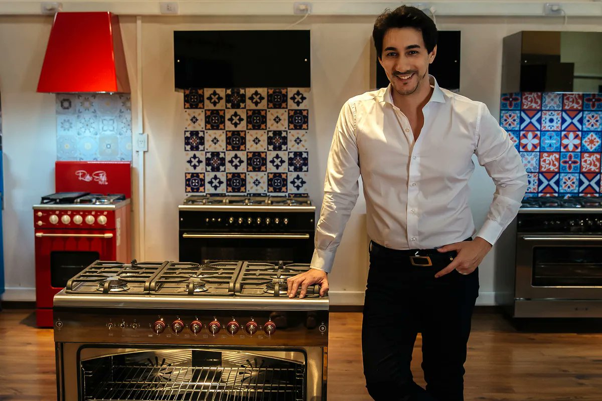 LNRevista's tweet photo. Diseñador rosarino. Recreó una cocina retro con matrices de los 50 y fue premiado como uno de los mejores del mundo
Por @mlopezsalon 
https://t.co/M4uKx18xY6 https://t.co/uX327R8BWe