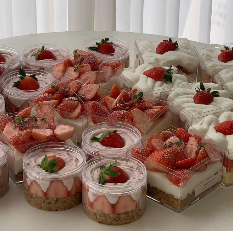 daily_dolce's tweet photo. Mini strawberry cakes from by.boramm https://t.co/tok6uX2VDZ