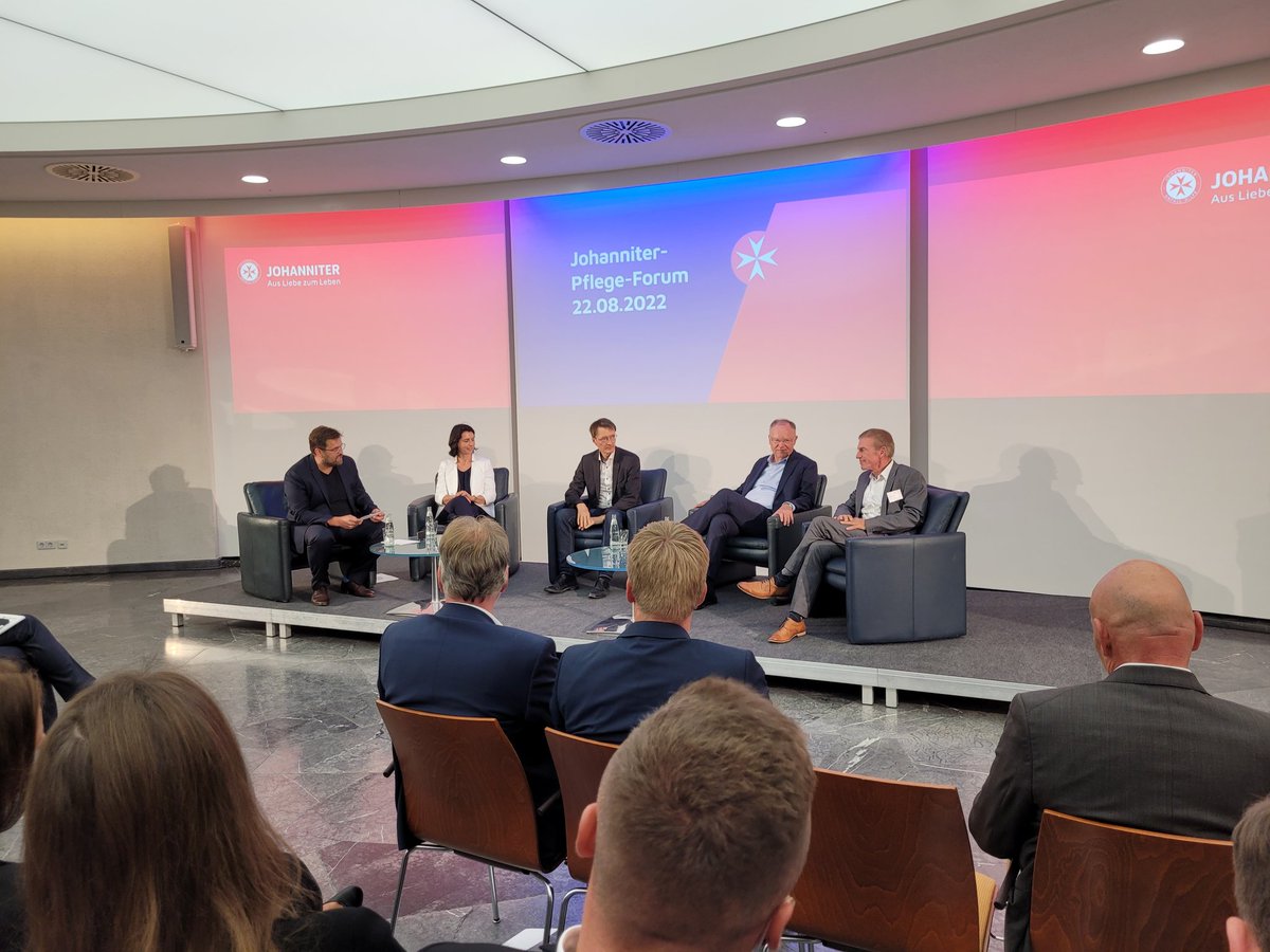 NdsVdp's tweet image. Interessante Diskussion u.a. mit @Karl_Lauterbach u @MpStephanWeil zur Pflege. #Kompetenzerweiterung und mehr Zeit waren nur zwei Aspekte der Diskussion. Gelungene Veranstaltung der @johanniter