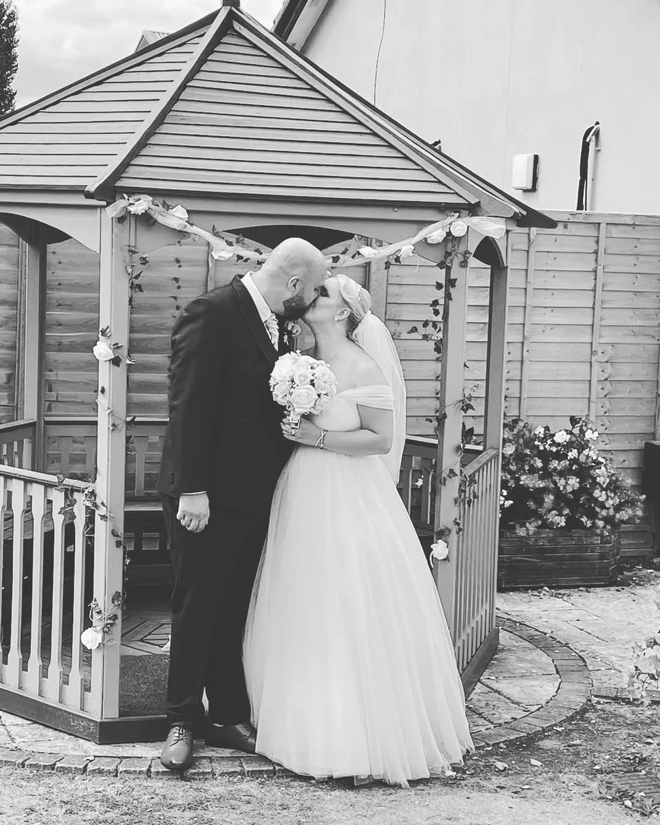RebeccaRyde20's tweet photo. 20.08.22 

I married my best friend 💗 

It was the most perfect of days and we couldn't thank everyone enough who shared the day with us https://t.co/BRbXtMbwOd