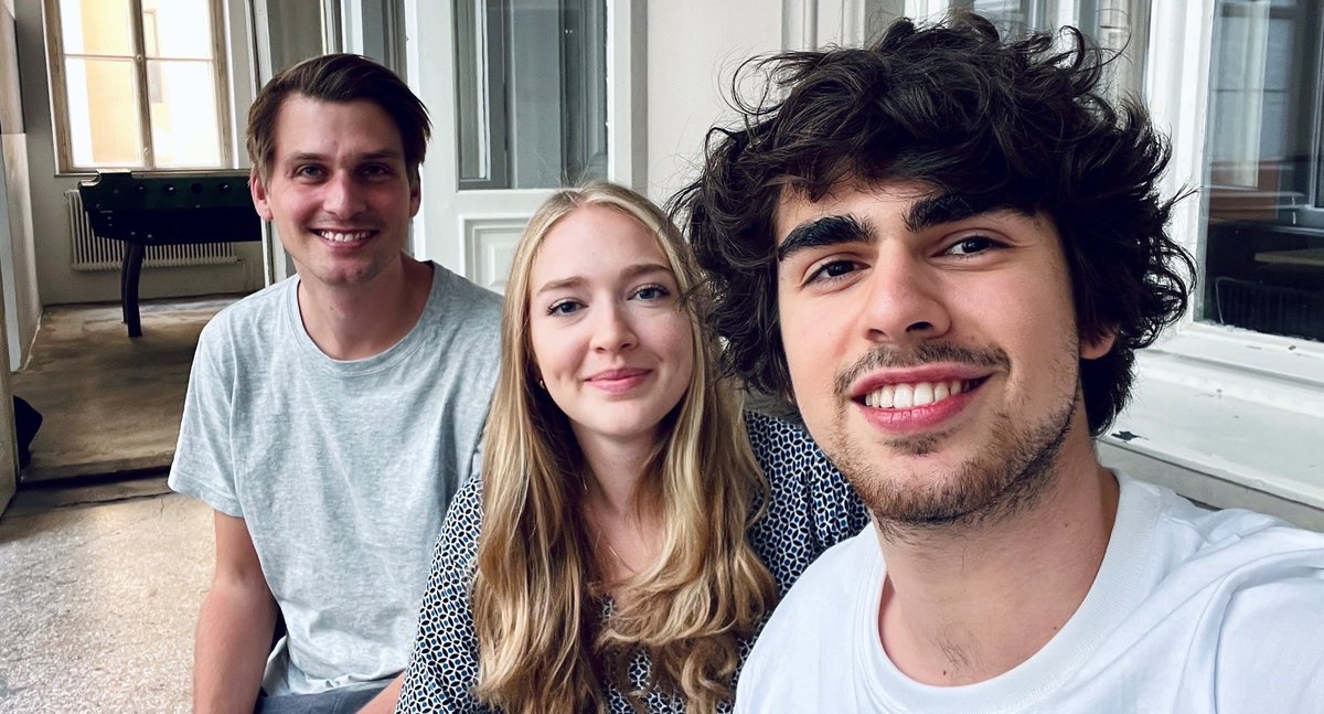 Vor genau einem Jahr haben <a href="/AmbraSchu/">Ambra Schu</a>, <a href="/IdanHanin/">Idan Hanin</a> &amp; ich an einem wahnsinnigen Wochenende das erste Konzept für ZIB-TikTok überlegt - und dieses Foto gemacht.

Zwei Monate später war Start, heute folgen uns 330.000 junge Menschen. Ich könnte gar nicht stolzer auf die beiden sein.