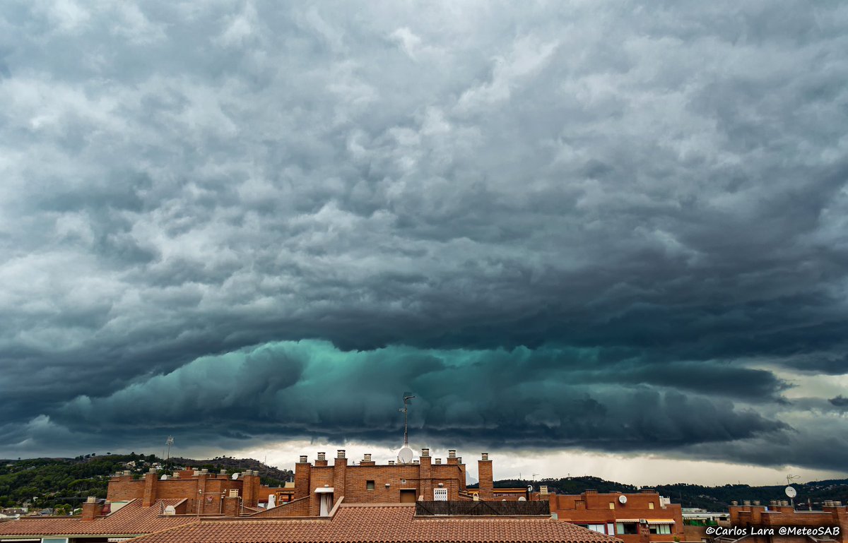 MeteoSAB's tweet photo. Este era el impresionante aspecto del cielo justo antes de que ayer por la tarde la #tormenta se desatase sobre #SantAndreudelaBarca.
Ese color azulado/verdoso de las nubes solo podía indicar una cosa, que minutos más tarde pudimos comprobar en forma de #granizo de hasta 5cm. https://t.co/czaH4gaQHX