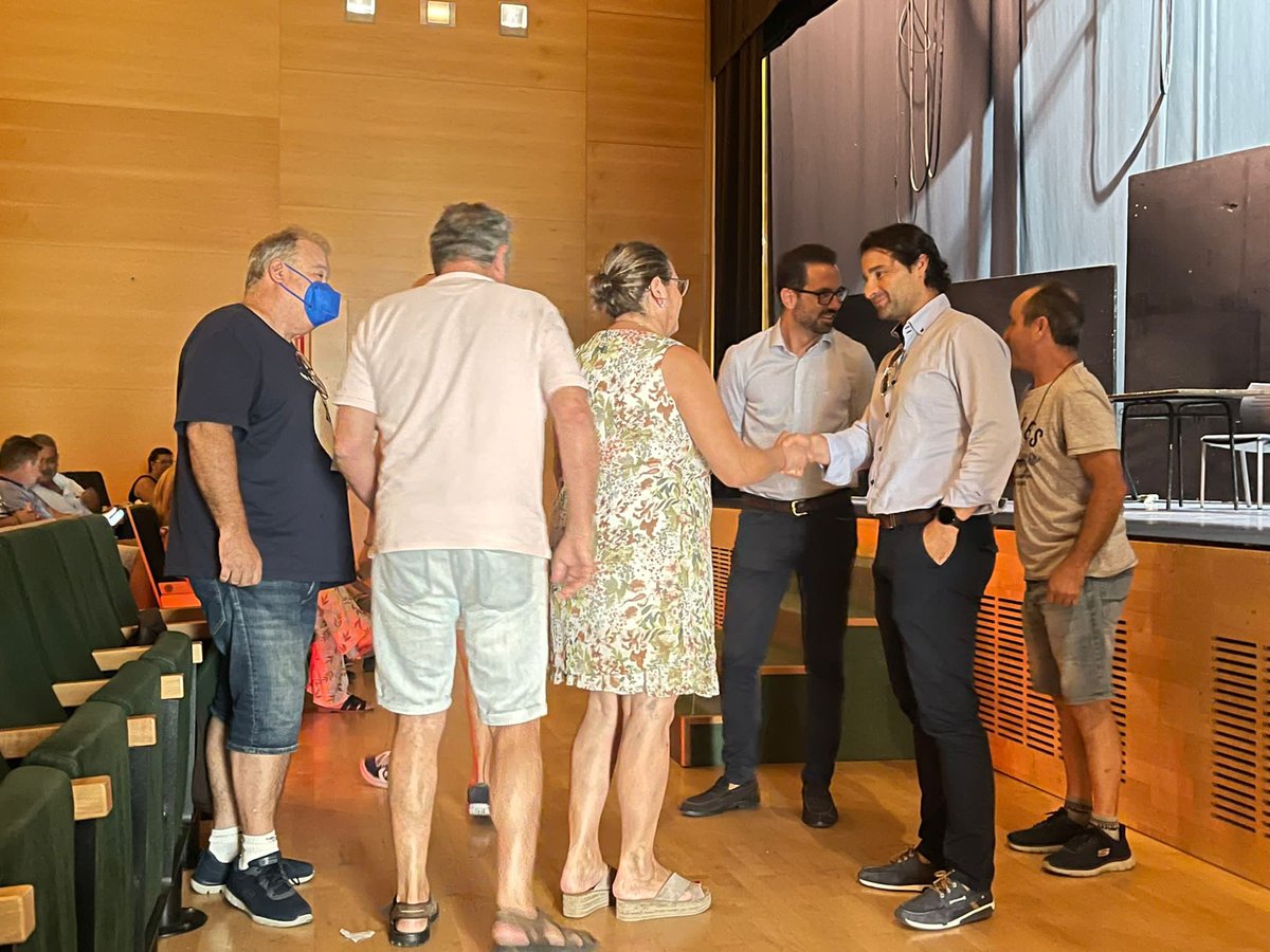 EduardoDolon's tweet photo. Esta mañana he mantenido una reunión con los empresarios de la feria de atracciones, acompañado del concejal de ocupación de vía pública @federico_am , para seguir avanzando en las obras que vamos acometer en la dársena portuaria. https://t.co/J0Kx0ac1k2