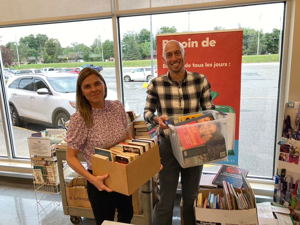 VictoRegion's tweet photo. Marie-Pier Boucher et Frédérick Michaud, ont accepté l'invitation de la Maison d'hébergement La Volte-Face en remettant 4 caisses de livres usagés. Les profits serviront à venir en aide aux femmes et aux enfants victimes de violence conjugale de la région. #mrcdarthabaska https://t.co/cIuP3BXOt9