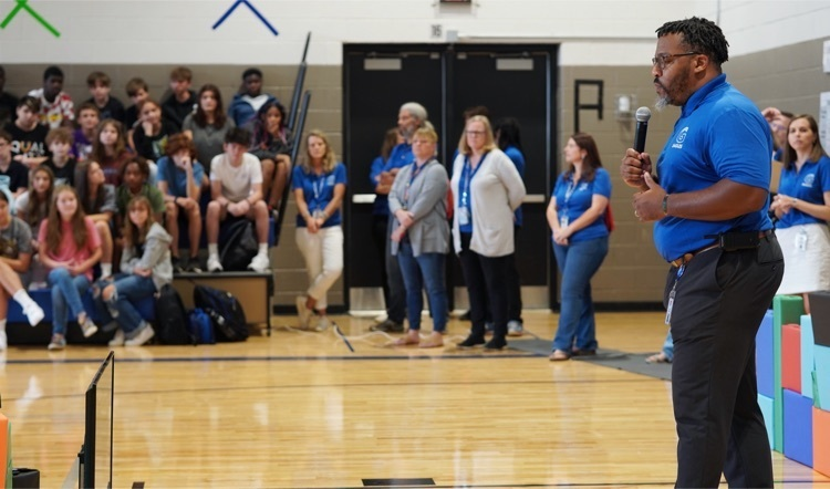 glndschools's tweet photo. Goochland Middle School knows how to kick off a great school year! The energy was incredible this morning over at GMS! @principalMason @GMSEagles https://t.co/peShBtPqc2