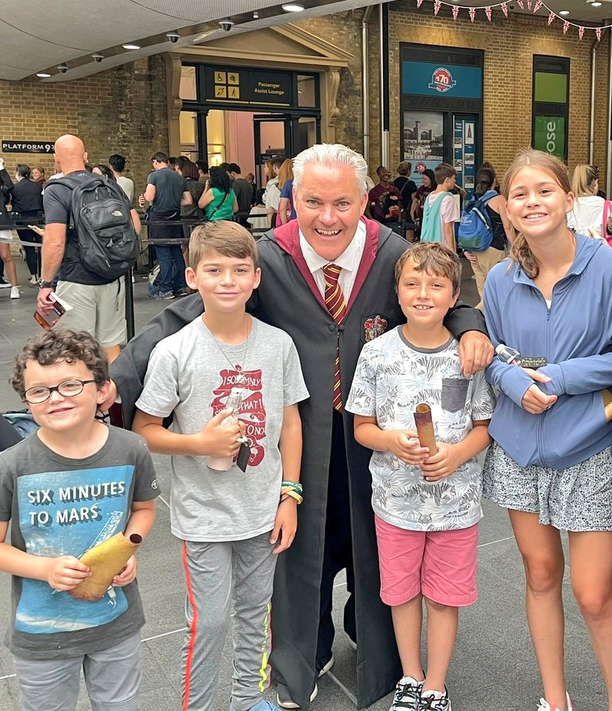 gavinwitha_g's tweet photo. Where better to finish a Harry Potter tour than at King's Cross Station to pick up some magic potions and a wand! #harrypotter #harrypotterlondon #gavinwithag #kingscrossstation #platform9ยพ #hogwartsexpress #familytours #childrenstour #funtours #harrypotterlocations https://t.co/QRHBwupB6M
