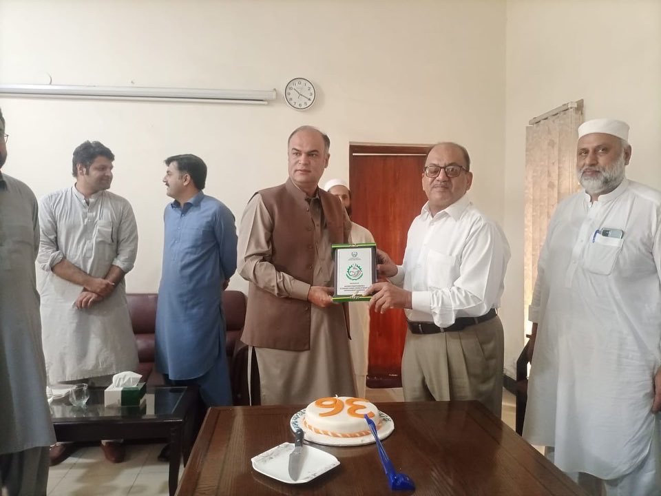 kpezdmc's tweet photo. On the ocassion of 36 years of successful business operations of FF Steel, Zone Management team including Zone Manager Peshawar EZ  and GM Public Relations FF Steel held a cake cutting ceremony in Peshawar Economic Zone office.  
#economiczone #KP #industrialists #ffsteel  #PEZ https://t.co/afLyUBJ8ti