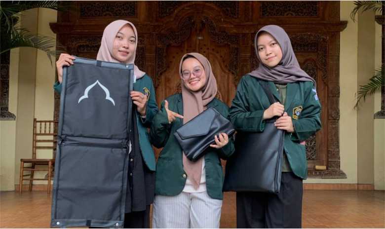 Mahasiswa Unissula Ciptakan Sajadah Yang Dapat Difungsikan Sebagai Tas Jinjing dlvr.it/SX3KPL