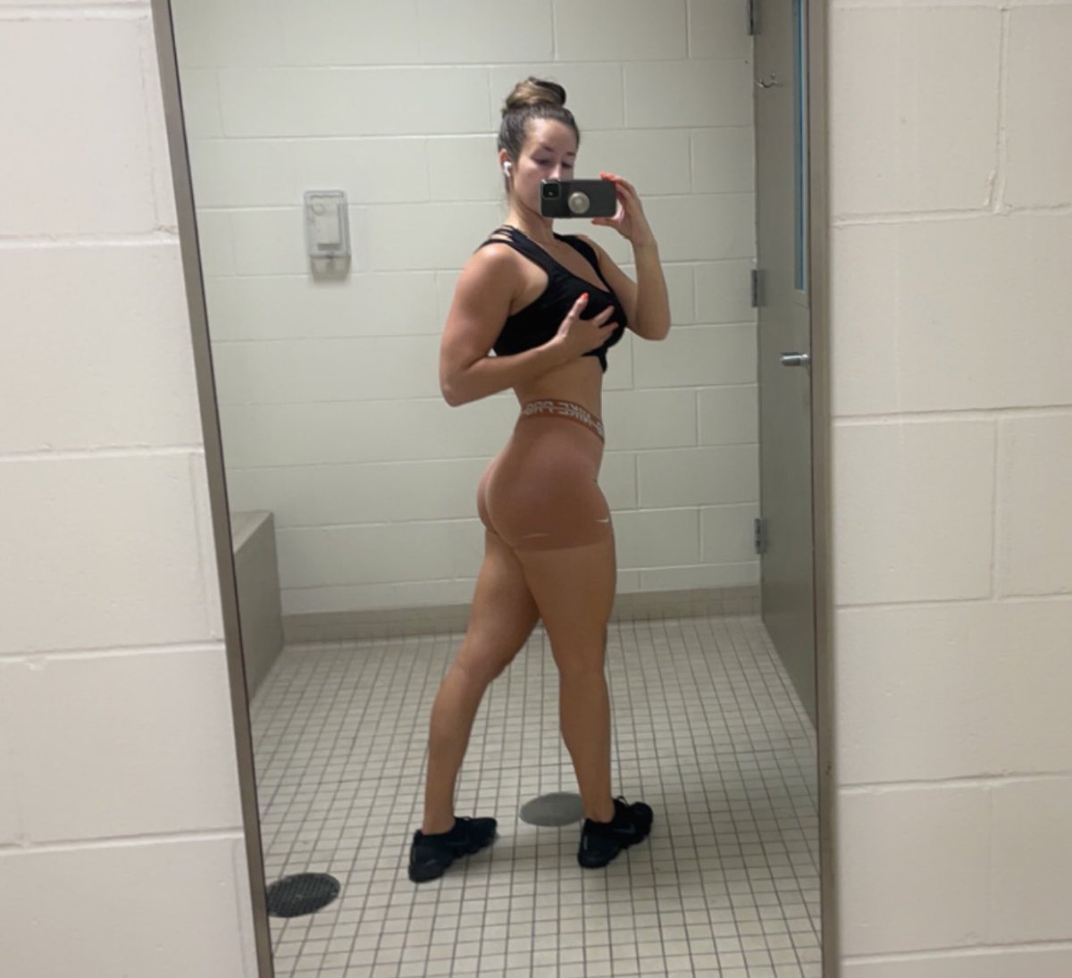 Corina_Isabel_'s tweet photo. Happy Monday! 💪🏽🦵🏽 

@fitnessgirls20 @FitnessModelsL1 @_hd_fitness @thefitnessgirlz @OnlyBabes19 @FBSOriginal1 @hbsnaps21  

#fitness #fitnessgirl #gym #gymmotivation #workoutmotivation https://t.co/V5FpdXOKaX