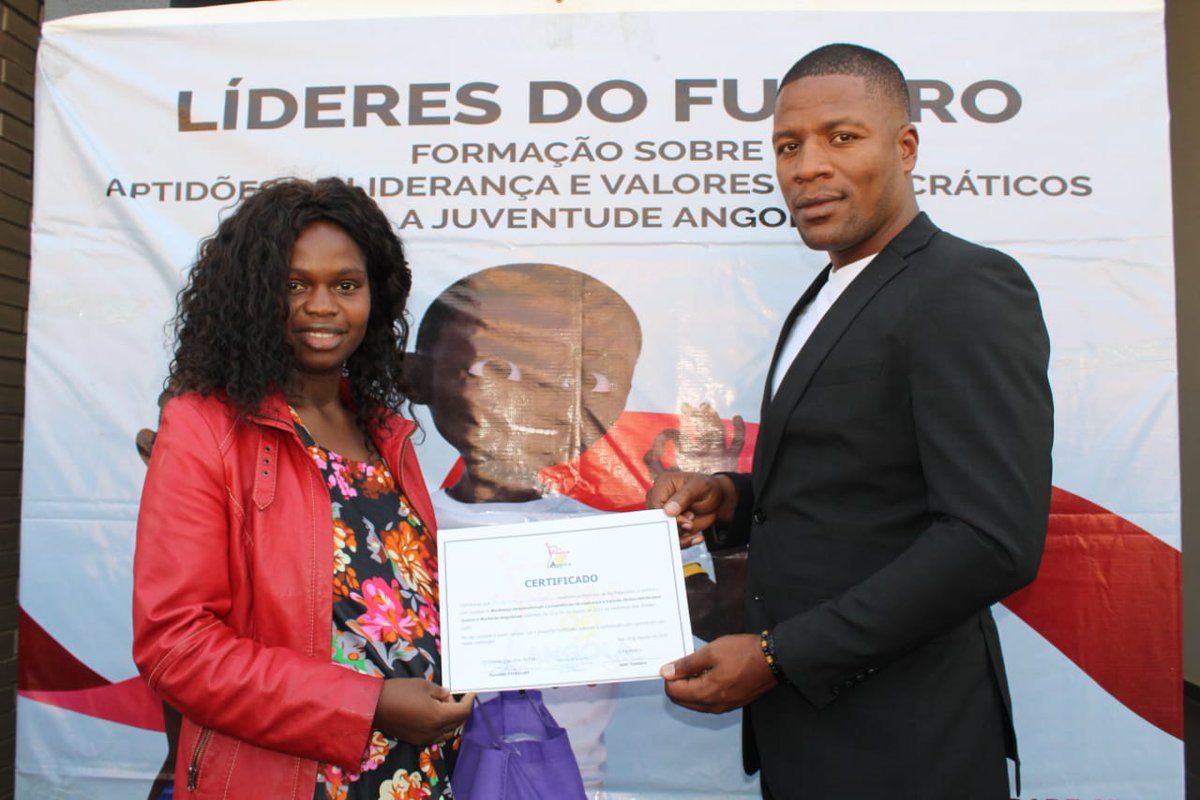 FoAAngola's tweet photo. Algumas imagens de entrega de certificados aos participantes do workshop sobre Liderança e valores Democráticos na província do Bié
Formador:Jeiel Teodoro
#FriendsofAngola
#NED
#CMB
#Construirosaber https://t.co/TPzqg8xdzV