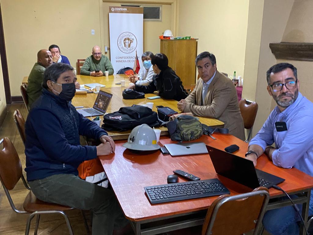 Presidente <a href="/fedeminerachile/">Federación Minera</a> <a href="/FelipeRomanBri1/">Felipe Román Briones.</a> expone propuesta que formula una posible indicación que deberá ser legislada en relación a la incorporación de jornadas excepcionales al proyecto 40 horas, en una reunión previa a la sesión con Consejo Superior Laboral hoy.