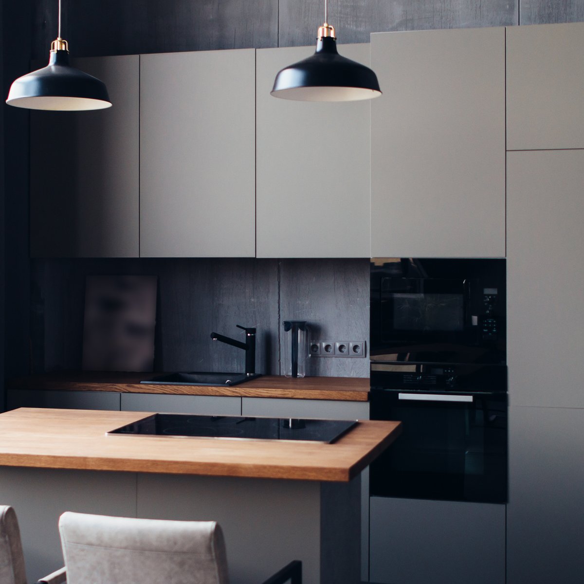 Recurostyling's tweet image. Sleek, dark and dramatic... we love it!

Shop our bespoke slab range in any colour, online today: zcu.io/IhD6 

#Slab #SlabKitchen #DarkKitchen #DarkInterior #DreamKitchen #KitchenInspo