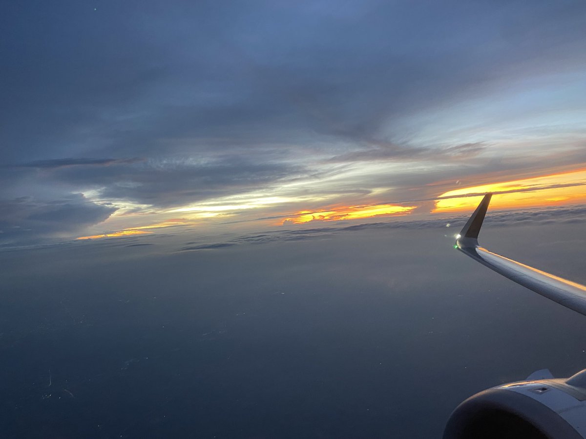mohitjo's tweet photo. Some beautiful sunset colors clicked today - amidst loads of turbulence. #MojoChasingSunsets #MojoOnTheMove https://t.co/T4G6F0iajh