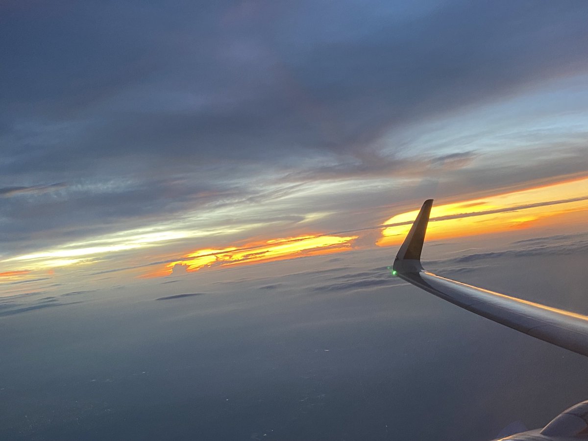 mohitjo's tweet photo. Some beautiful sunset colors clicked today - amidst loads of turbulence. #MojoChasingSunsets #MojoOnTheMove https://t.co/T4G6F0iajh