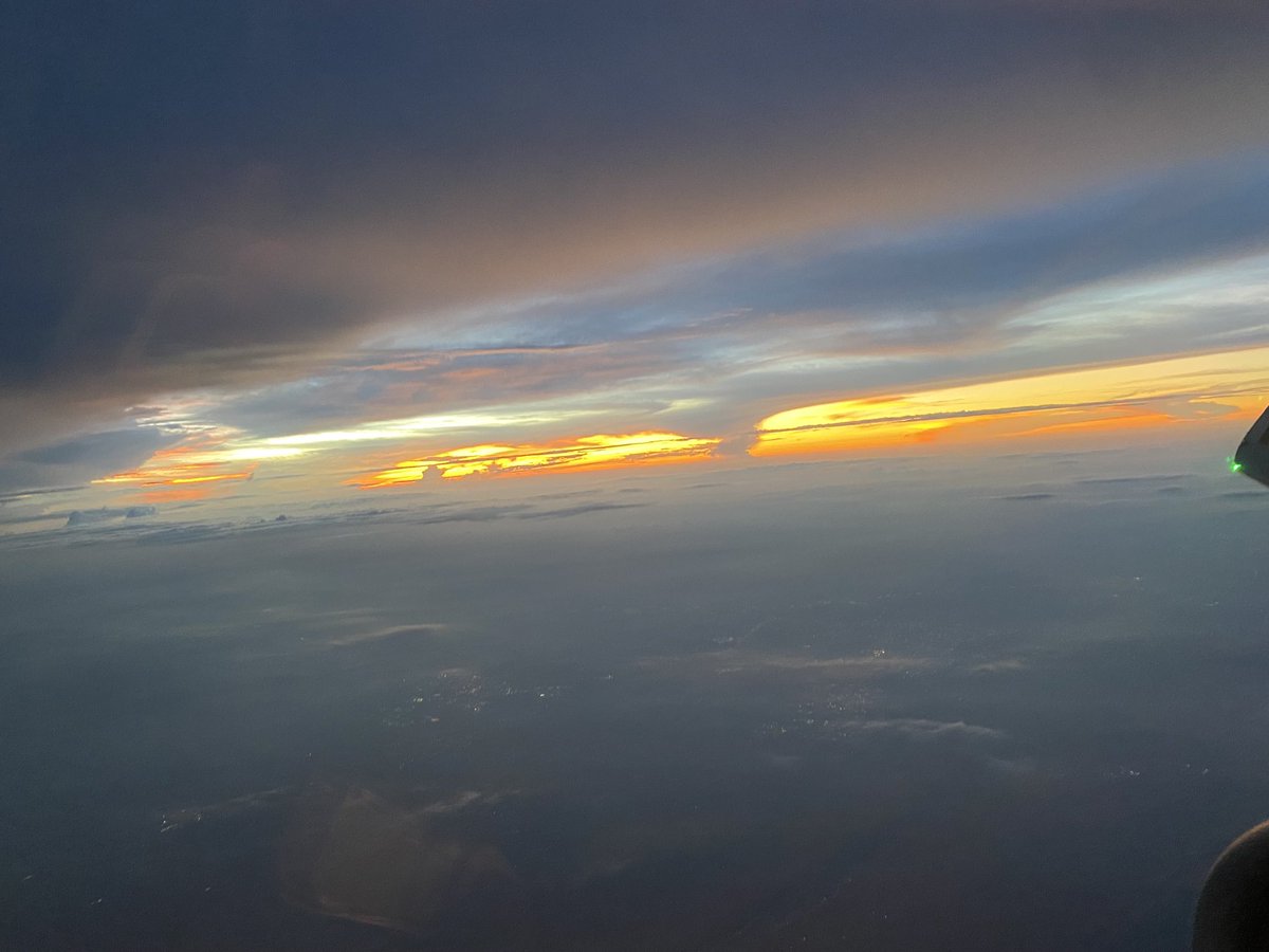 mohitjo's tweet photo. Some beautiful sunset colors clicked today - amidst loads of turbulence. #MojoChasingSunsets #MojoOnTheMove https://t.co/T4G6F0iajh