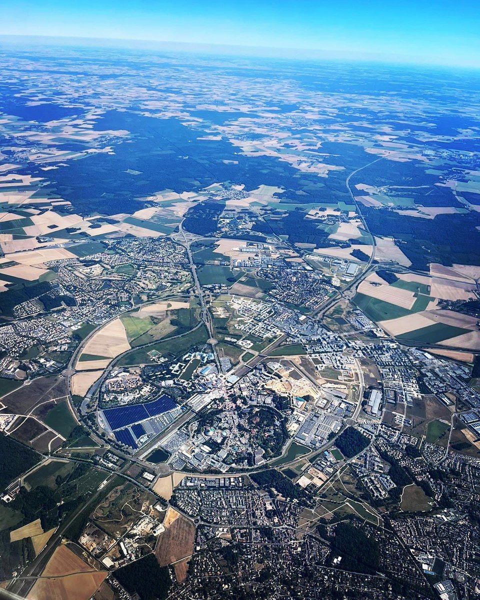 DLPbonsplans's tweet photo. Une photo aérienne nous permet de voir l’avancée des travaux du futur lac du Walt Disney Studios Park. Cela avance très bien et le reste des différents chantiers, dont la pose des panneaux photovoltaïques sur le parking Visiteurs, sont toujours en cours ! 🚧

©️Gérôme Gauchot https://t.co/qSRq6Gns4c