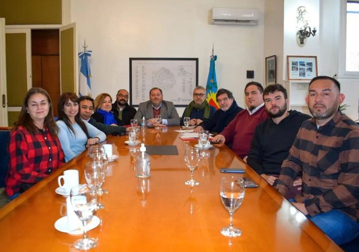 docentes_san's tweet photo. E D U C A C I Ó N  P B A📌

Hoy la comisión de Educación del @PJSMiguel junto a varios compañeros mantuvimos un encuentro con el Ministro de Educación de la Provincia de Buenos #AlbertoSileoni y el Jefe de gabinete #PabloUrquiza. https://t.co/8WU3A6dhpJ
