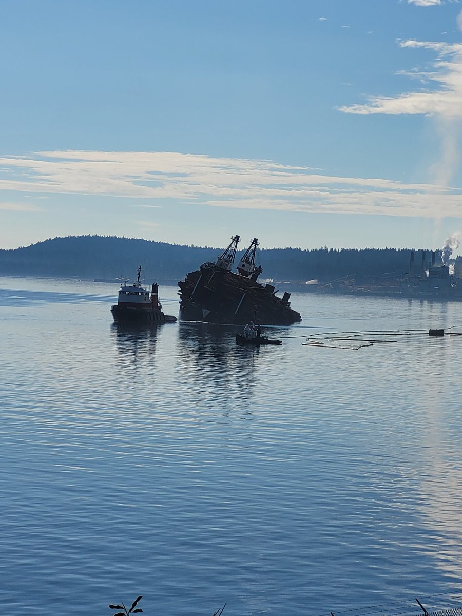 kzarft's tweet photo. Logging barge having some difficulties off of Duke Point ferry terminal. SIL says I am glad it is not your ferry. Me too, me too! https://t.co/WNDNsXv70v
