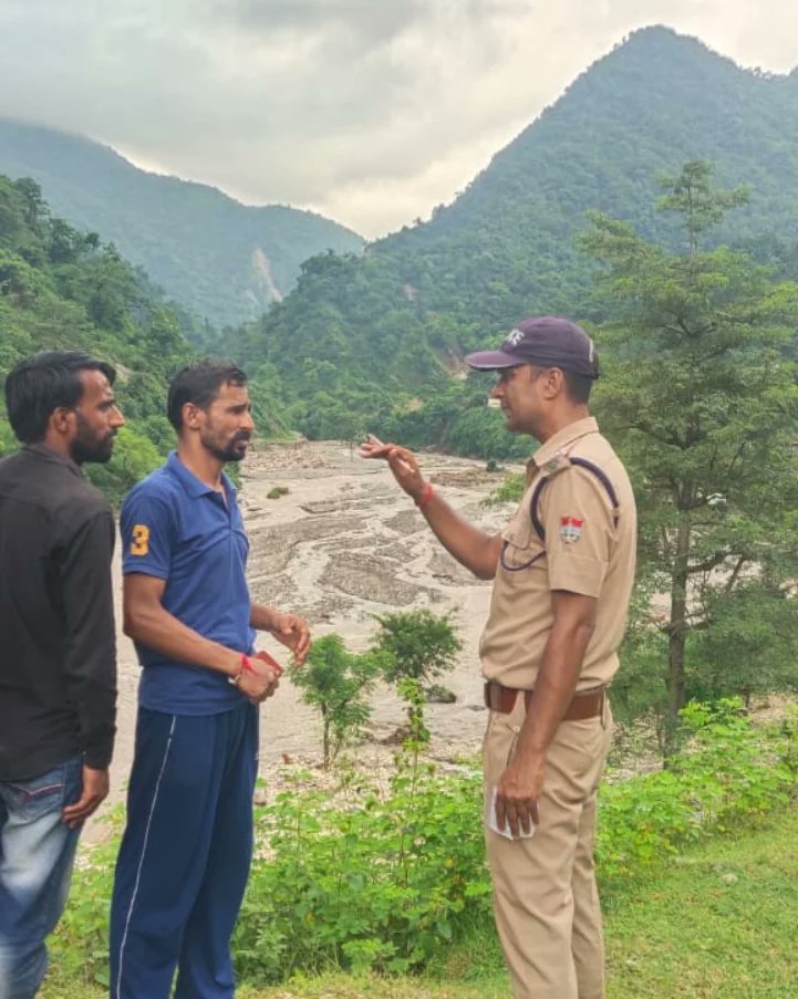 TehriGarhwalPol's tweet photo. हेलो टिहरी
#PoliceSearch #ukprescueops
आपदा के बाद राहत व बचाव कार्यों में आज़ तीसरे दिन भी टिहरी पुलिस ने दूरस्थ क्षेत्रों में चलाया सर्च अभियान।
———————————————#navneetsinghbhullar #ssptehri #tehripolice #UttarakhandPolice https://t.co/RP3Zmsog1A