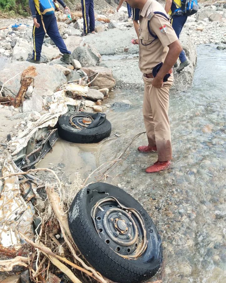 TehriGarhwalPol's tweet photo. हेलो टिहरी
#PoliceSearch #ukprescueops
आपदा के बाद राहत व बचाव कार्यों में आज़ तीसरे दिन भी टिहरी पुलिस ने दूरस्थ क्षेत्रों में चलाया सर्च अभियान।
———————————————#navneetsinghbhullar #ssptehri #tehripolice #UttarakhandPolice https://t.co/RP3Zmsog1A