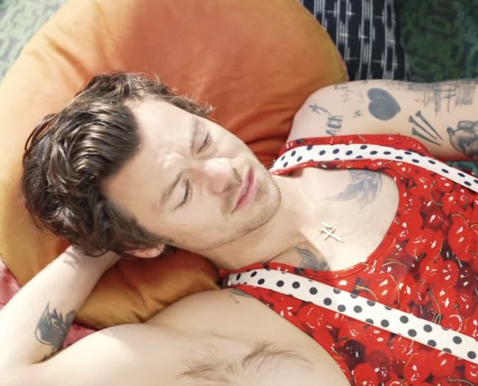 harrycuddlesss's tweet photo. men                                      harry styles https://t.co/eNPAEybWII
