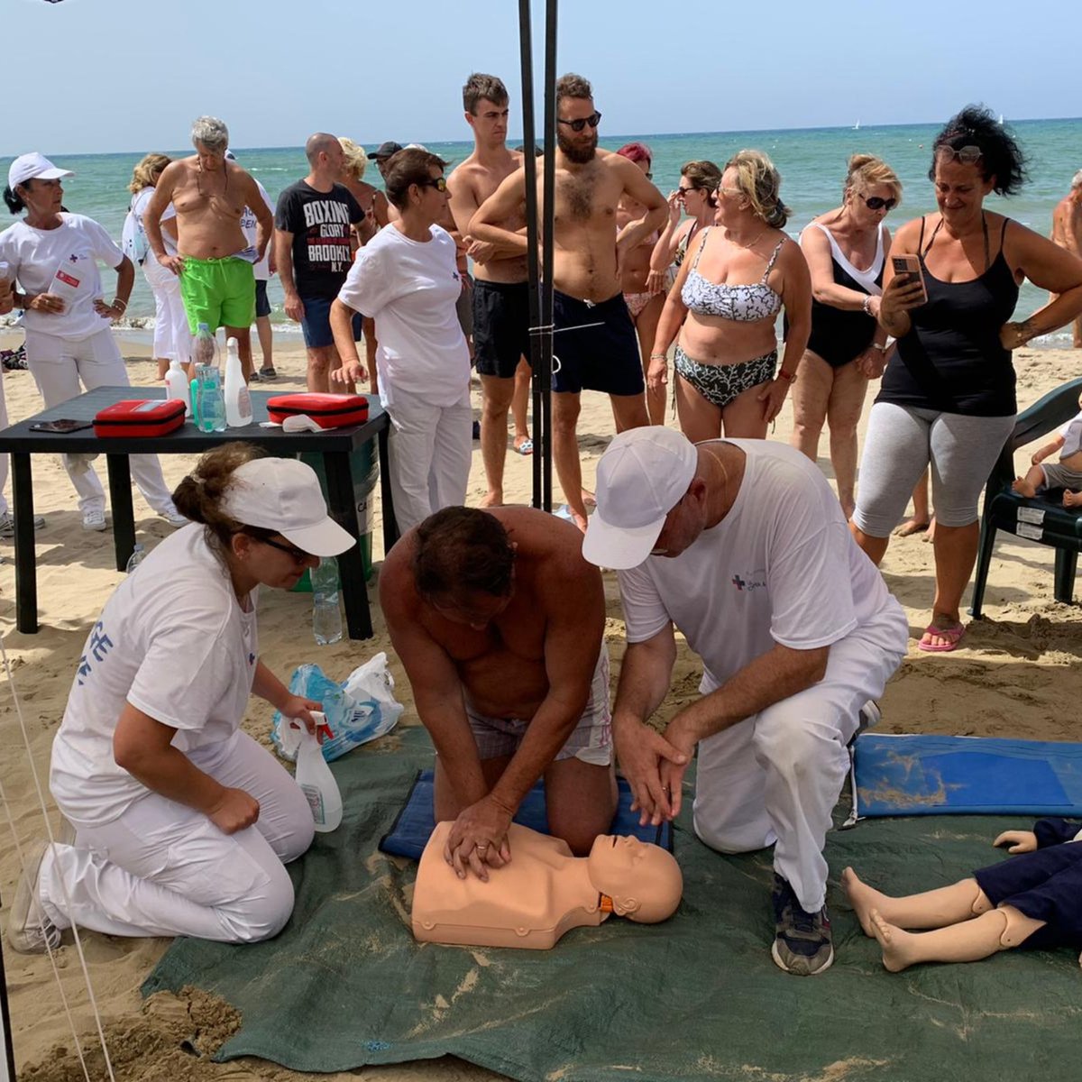 unicamillus's tweet photo. #SpiaggeSerene Continua la partecipazione di #UniCamillus al progetto  promosso dalla @AslRoma6 per prevenire e intervenire in situazioni spiacevoli e talvolta pericolose per la salute che possono verificarsi durante il soggiorno nelle spiagge del territorio dell'#ASLRoma6. https://t.co/eqHci9J1BD